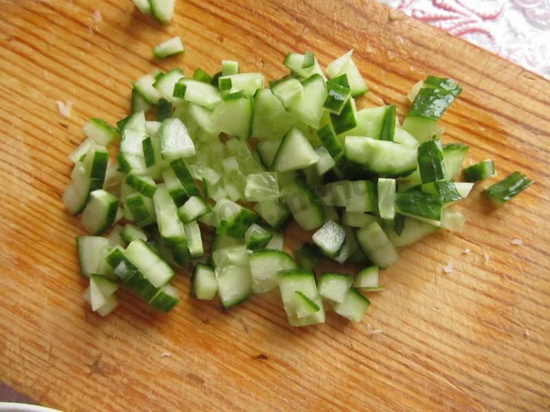 Шаг 7 приготовления Салат Морской с кальмарами и зеленым горошком