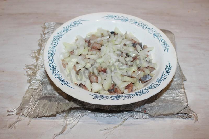 Шаг 4 приготовления Сельдь под шубой Петух