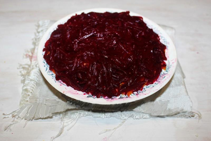 Шаг 9 приготовления Сельдь под шубой Петух
