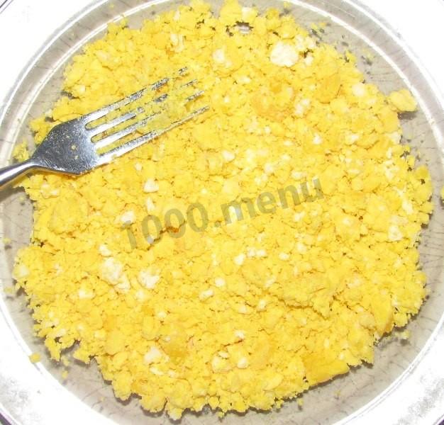 Шаг 4 приготовления Салат Цезарь с курицей сухарями желтками