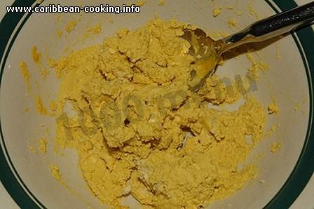Шаг 6 приготовления Салат Цезарь с курицей сухарями желтками