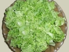 Шаг 9 приготовления Салат Цезарь с курицей сухарями желтками