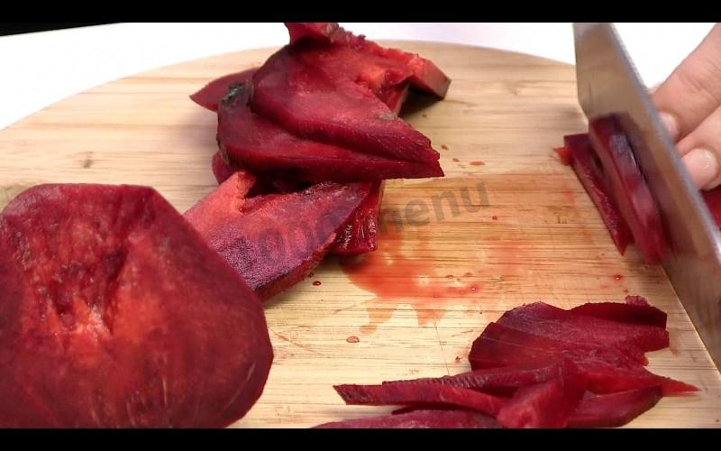 Шаг 1 приготовления Горячий салат с грибами свеклой и Фета