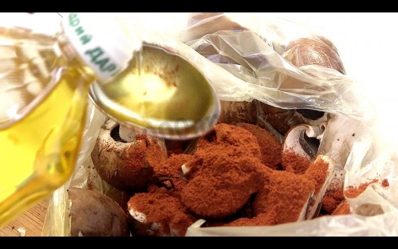 Шаг 3 приготовления Горячий салат с грибами свеклой и Фета