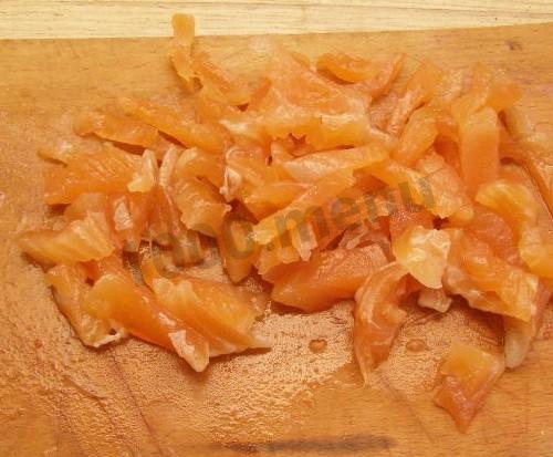 Шаг 3 приготовления Салат с семгой и креветками