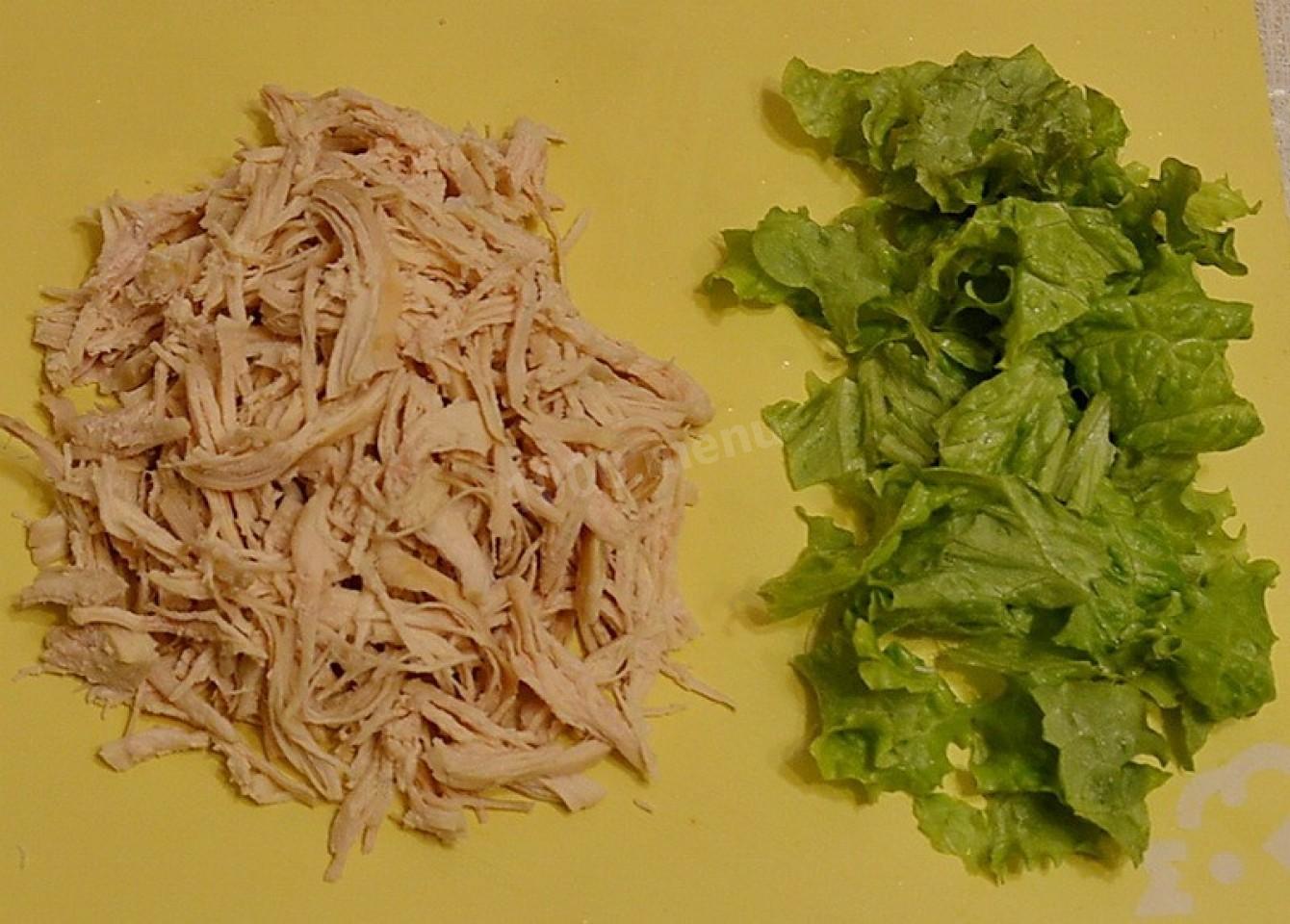 Шаг 3 приготовления Салат с куриным филе, мацони, гранатами и грецкими орехами