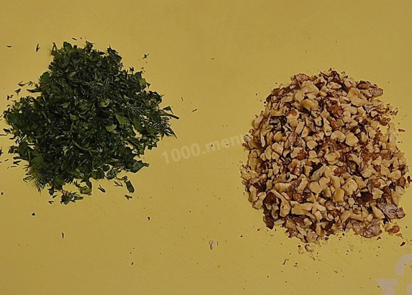 Шаг 4 приготовления Салат с куриным филе, мацони, гранатами и грецкими орехами