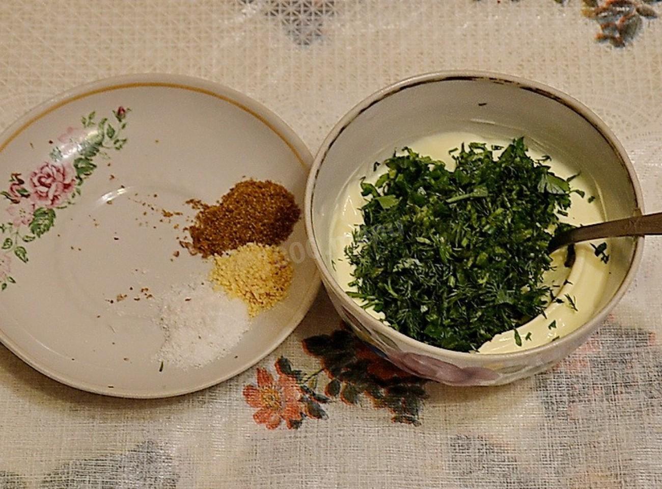 Шаг 5 приготовления Салат с куриным филе, мацони, гранатами и грецкими орехами