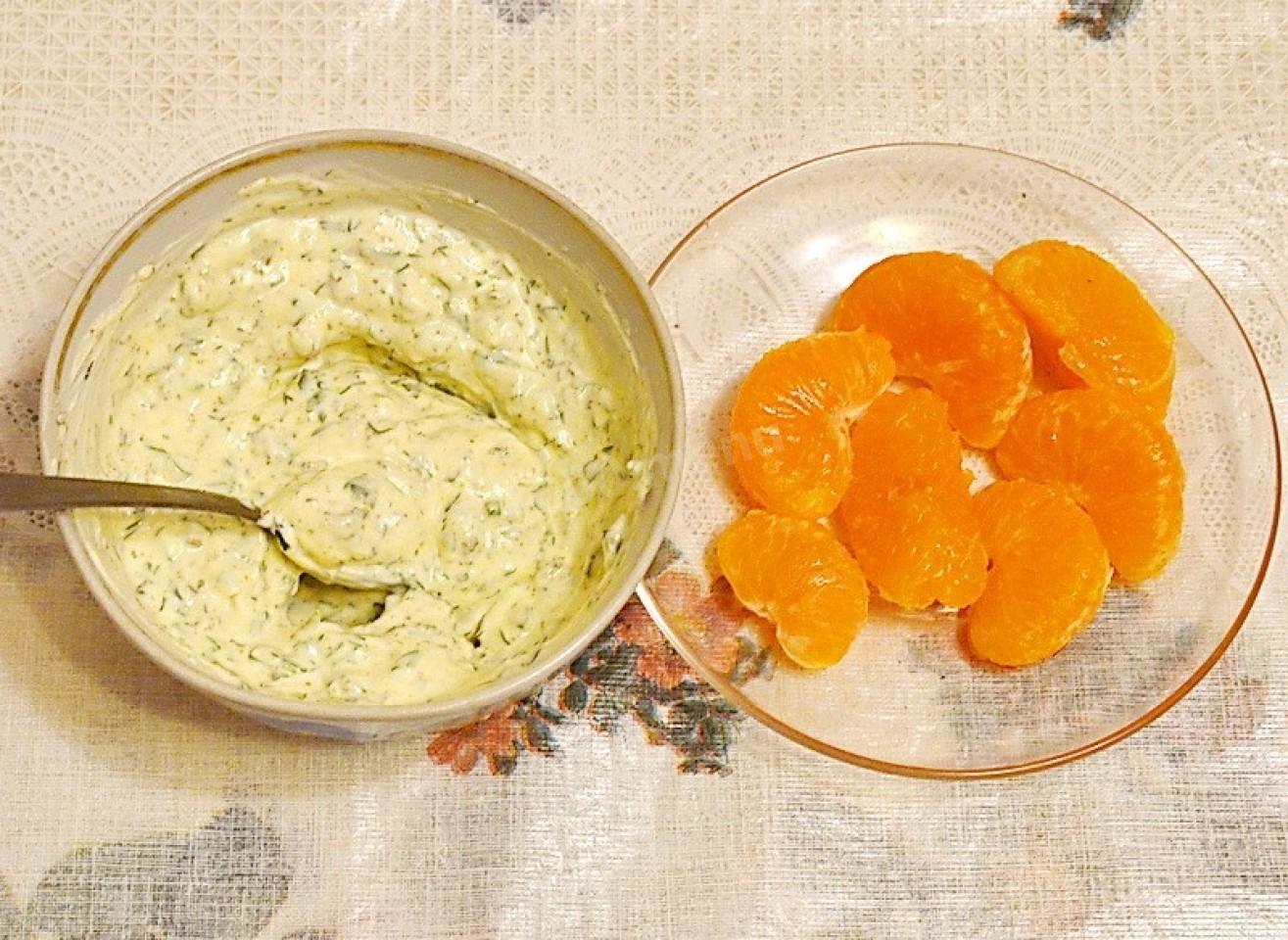 Шаг 6 приготовления Салат с куриным филе, мацони, гранатами и грецкими орехами
