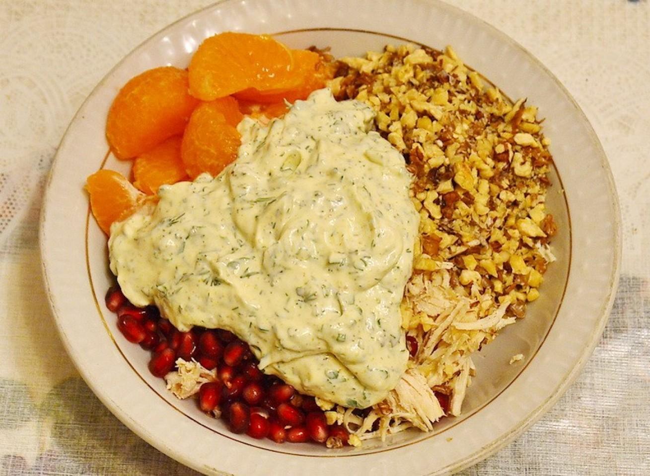 Шаг 7 приготовления Салат с куриным филе, мацони, гранатами и грецкими орехами