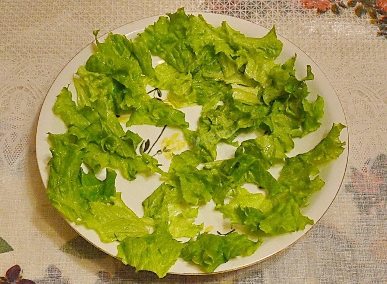 Шаг 8 приготовления Салат с куриным филе, мацони, гранатами и грецкими орехами