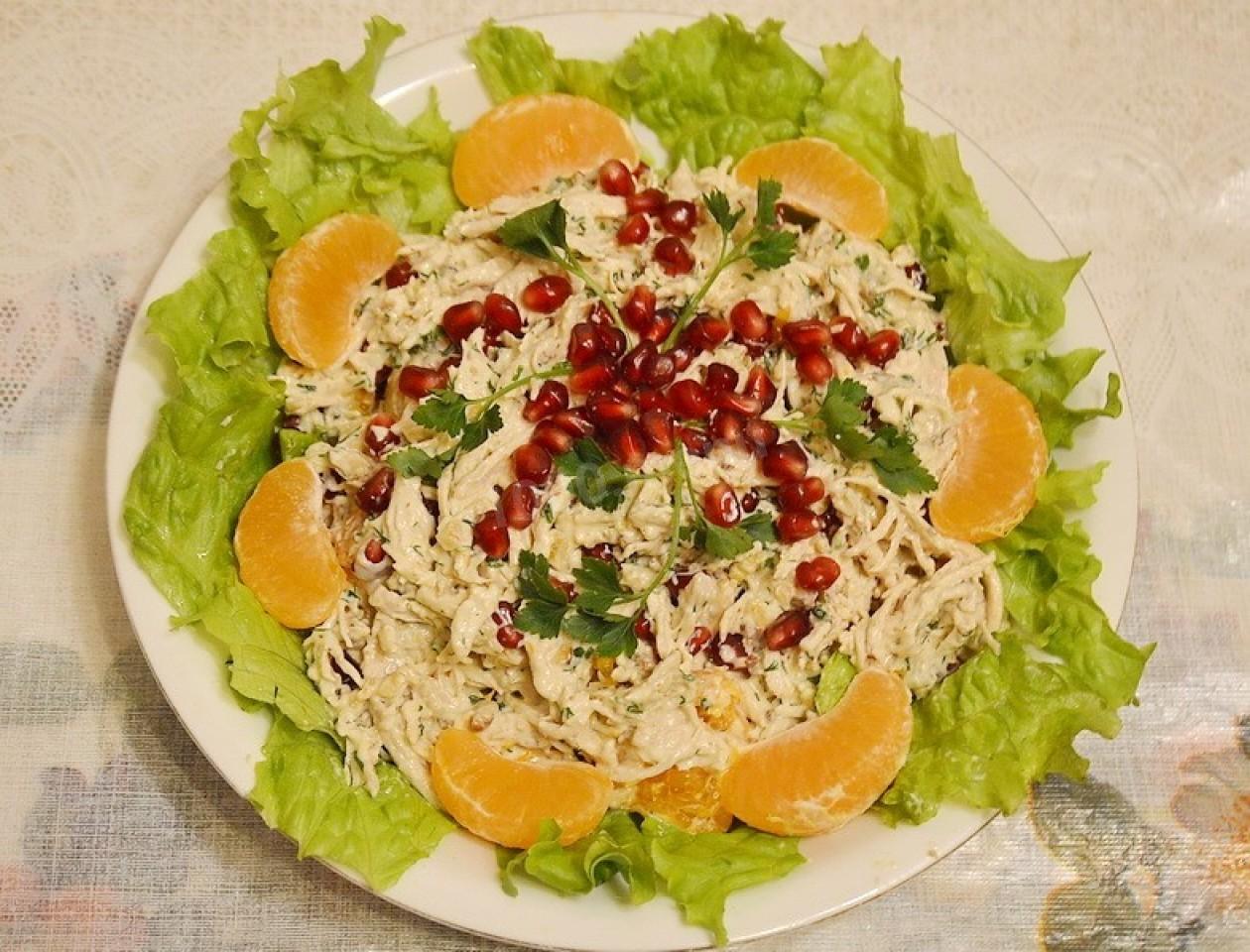 Шаг 9 приготовления Салат с куриным филе, мацони, гранатами и грецкими орехами