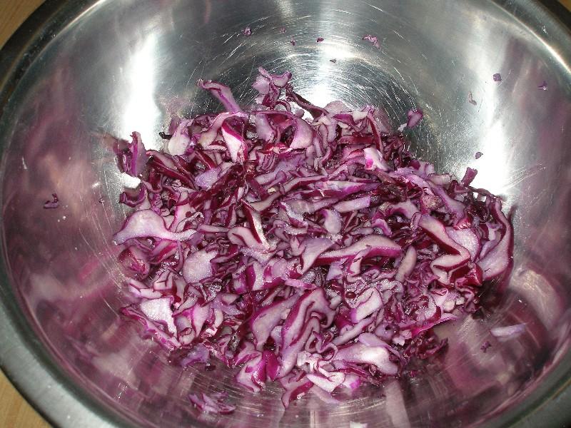 Шаг 1 приготовления Салат из краснокочанной капусты с овощами и зеленым горошком