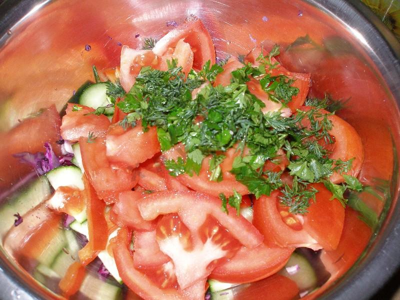 Шаг 5 приготовления Салат из краснокочанной капусты с овощами и зеленым горошком