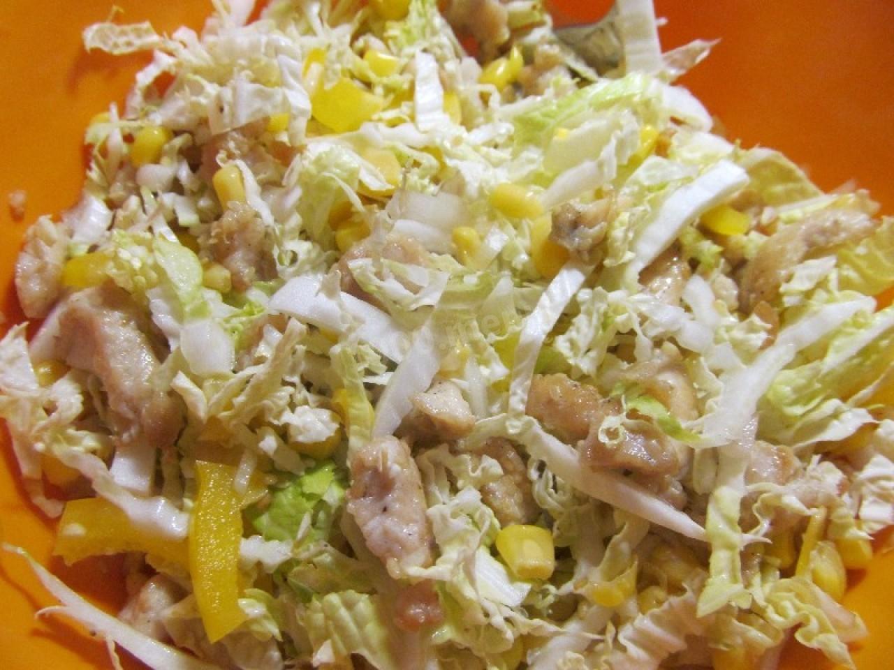 Шаг 12 приготовления Салат Ревнивец с сухариками, пекинской капустой, курицей