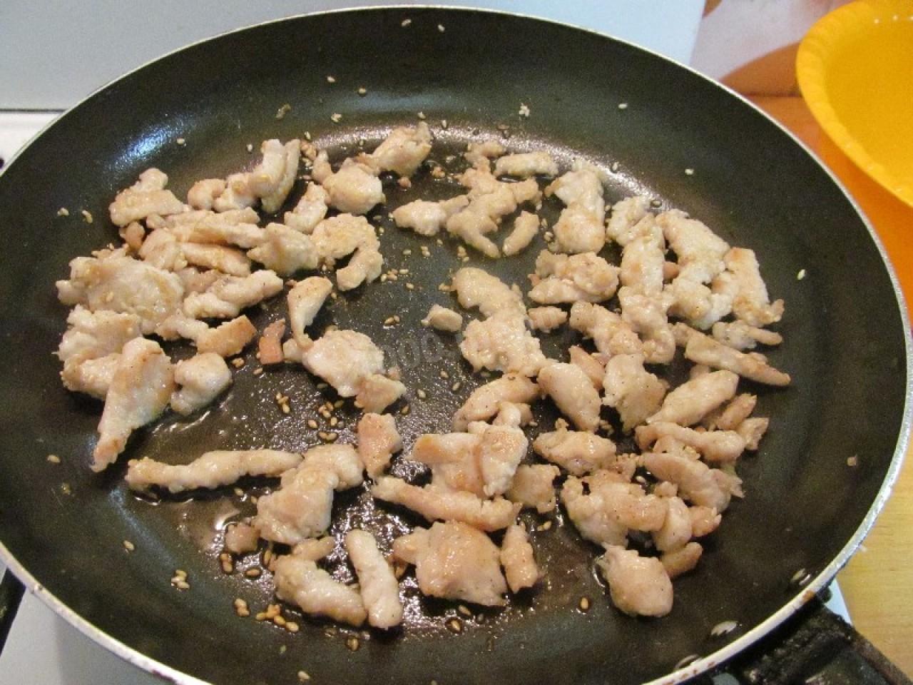 Шаг 5 приготовления Салат Ревнивец с сухариками, пекинской капустой, курицей