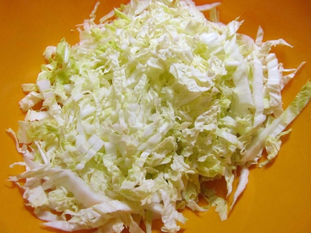 Шаг 7 приготовления Салат Ревнивец с сухариками, пекинской капустой, курицей