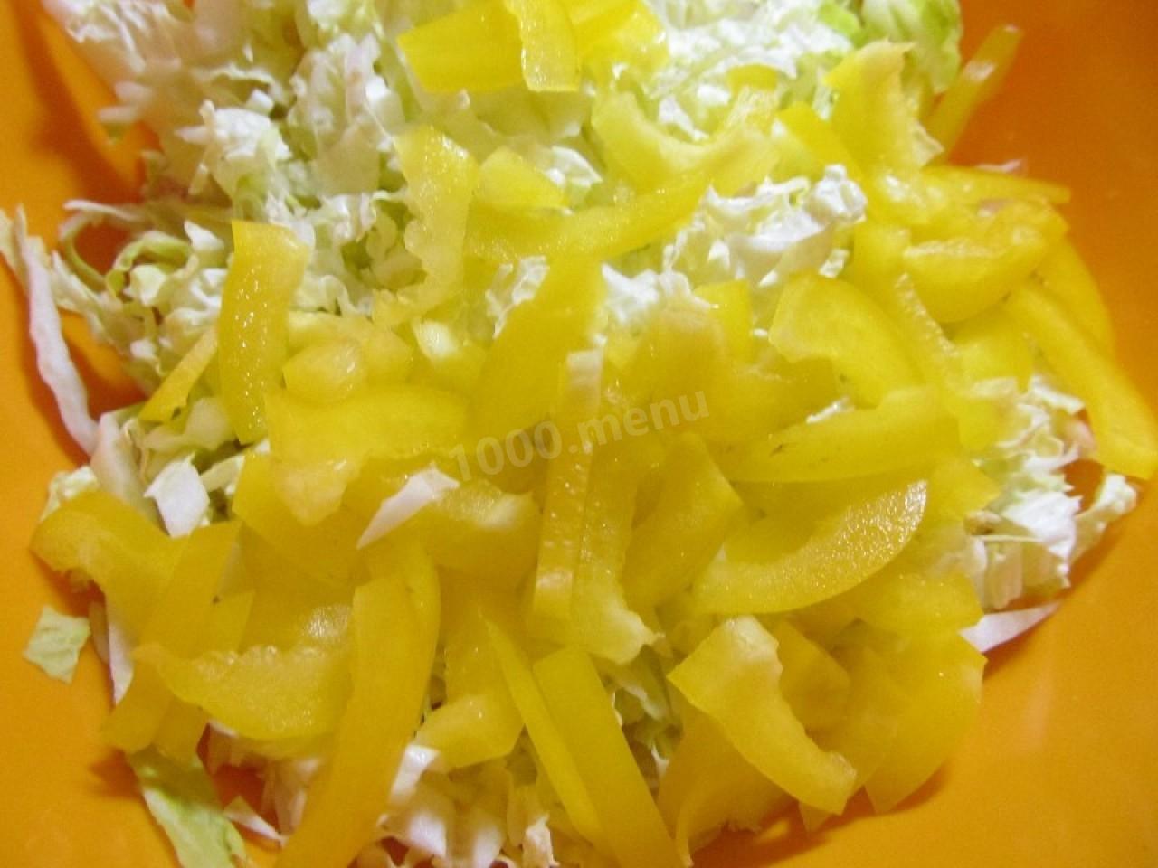 Шаг 8 приготовления Салат Ревнивец с сухариками, пекинской капустой, курицей