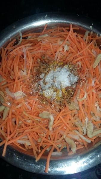 Шаг 10 приготовления Салат морковча с соевым мясом