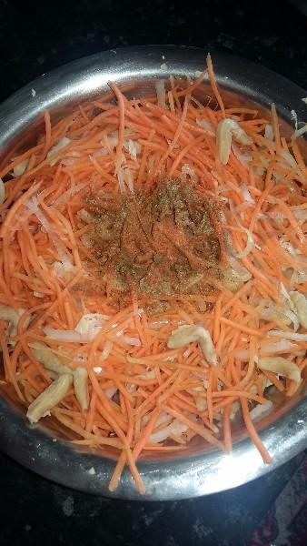 Шаг 7 приготовления Салат морковча с соевым мясом