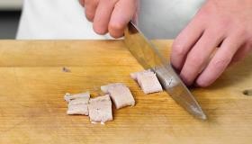 Шаг 5 приготовления Салат селедка, телятина, огурец соленый, картофель