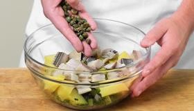 Шаг 6 приготовления Салат селедка, телятина, огурец соленый, картофель
