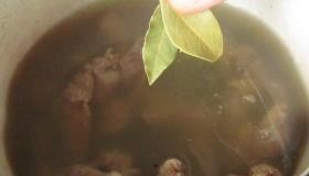 Шаг 1 приготовления Салат из куриных потрошков с солеными огурцами