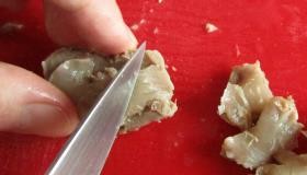 Шаг 4 приготовления Салат из куриных потрошков с солеными огурцами