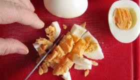 Шаг 5 приготовления Салат из куриных потрошков с солеными огурцами