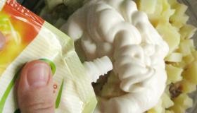 Шаг 8 приготовления Салат из куриных потрошков с солеными огурцами