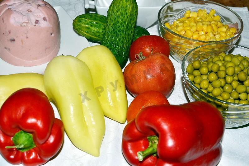 Шаг 1 приготовления Салат Любимый с колбасой и овощами