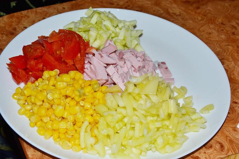 Шаг 11 приготовления Салат Любимый с колбасой и овощами