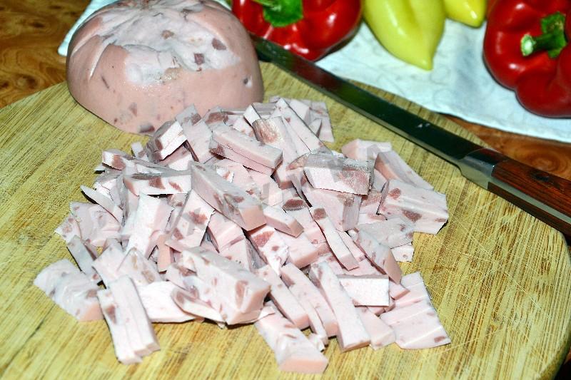 Шаг 2 приготовления Салат Любимый с колбасой и овощами