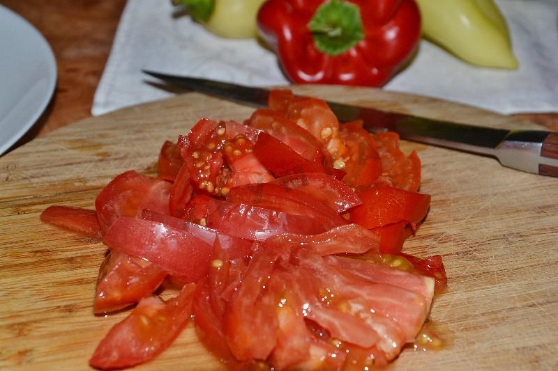 Шаг 4 приготовления Салат Любимый с колбасой и овощами