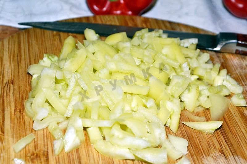 Шаг 5 приготовления Салат Любимый с колбасой и овощами