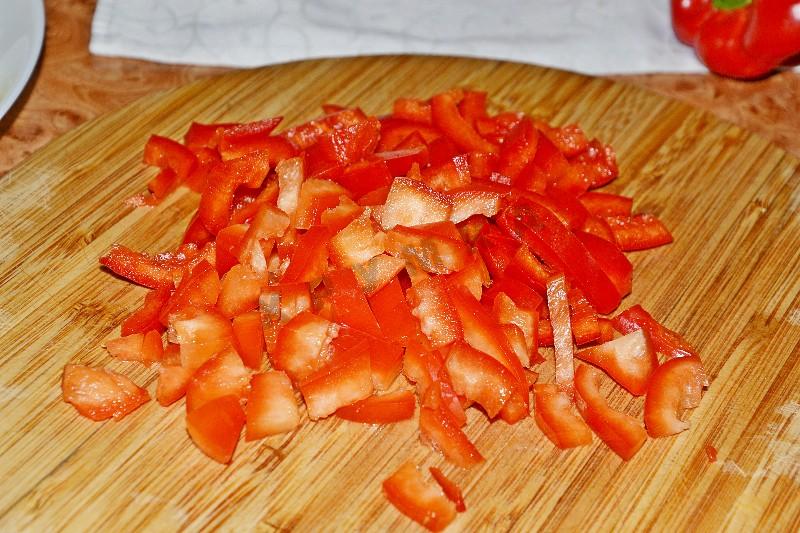 Шаг 6 приготовления Салат Любимый с колбасой и овощами