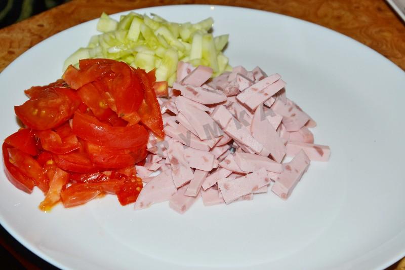 Шаг 9 приготовления Салат Любимый с колбасой и овощами