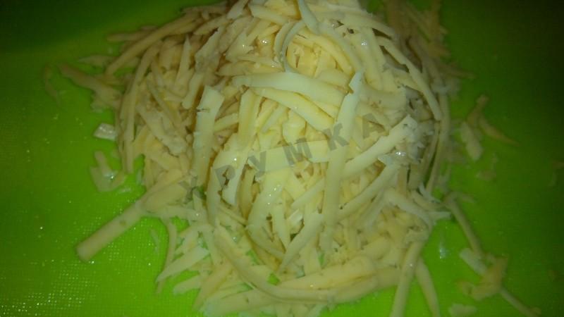 Шаг 2 приготовления Салат с мясом криля и огурцами и кукурузой и твердым сыром