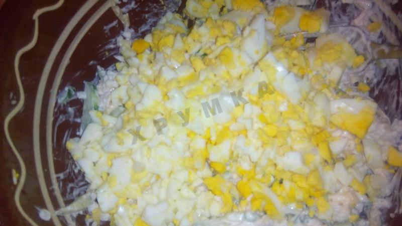 Шаг 5 приготовления Салат с мясом криля и огурцами и кукурузой и твердым сыром
