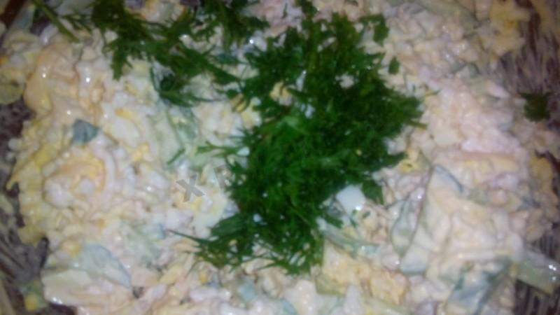 Шаг 7 приготовления Салат с мясом криля и огурцами и кукурузой и твердым сыром