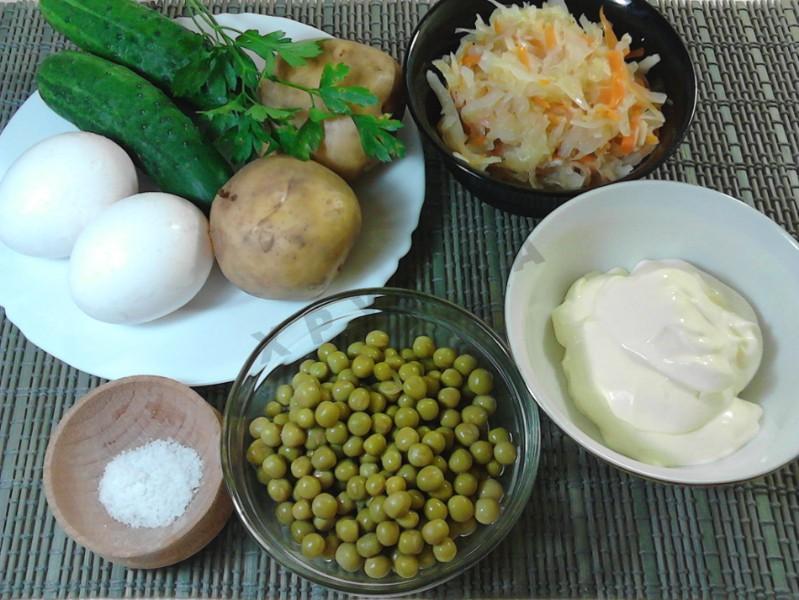 Шаг 1 приготовления Салат из квашеной капусты с картошкой огурцами