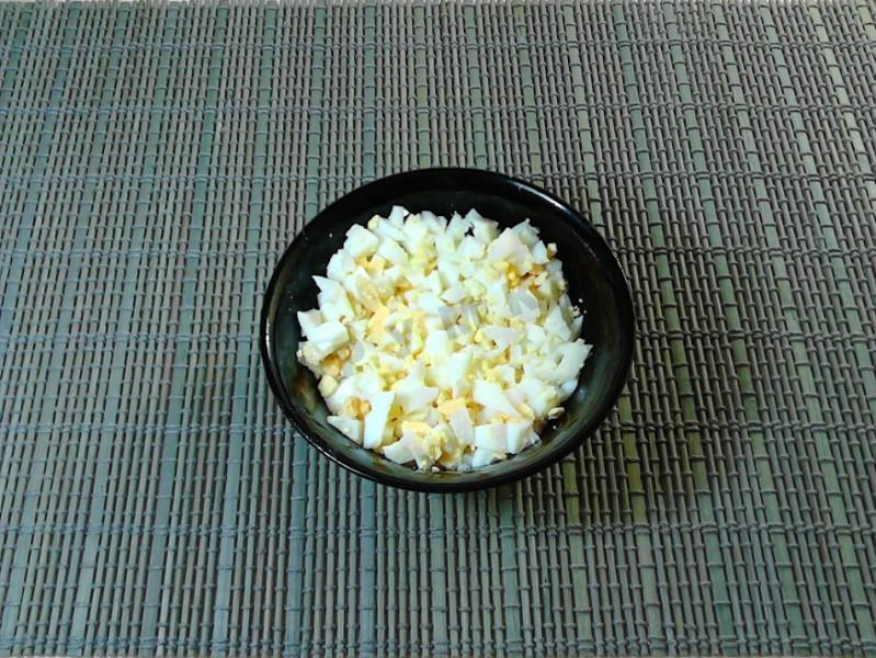 Шаг 5 приготовления Салат из квашеной капусты с картошкой огурцами