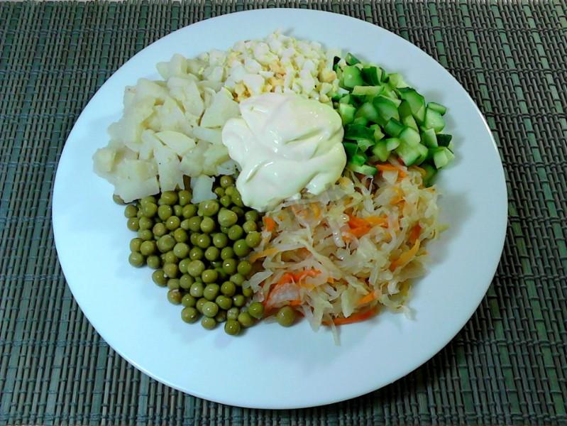 Шаг 7 приготовления Салат из квашеной капусты с картошкой огурцами