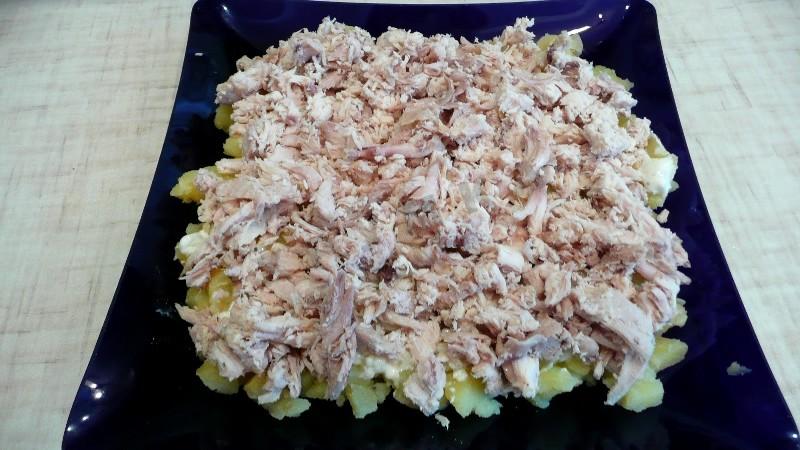 Шаг 8 приготовления Салат Сугроб с курицей, картофелем и болгарским перцем