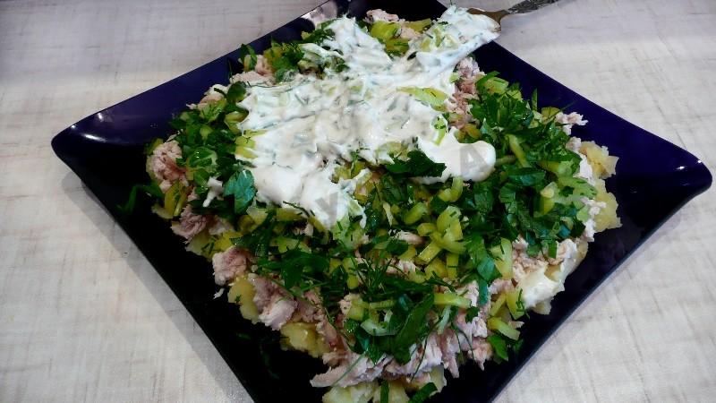 Шаг 9 приготовления Салат Сугроб с курицей, картофелем и болгарским перцем