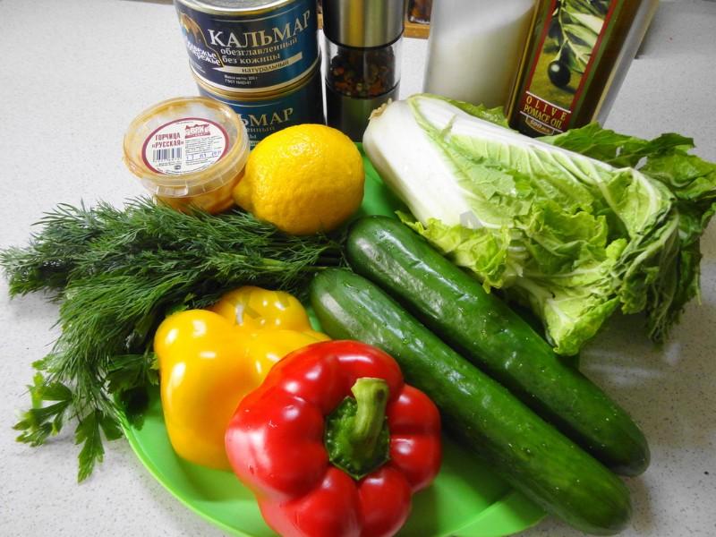 Шаг 1 приготовления Салат с консервированными кальмарами и пекинской капустой