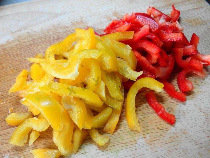 Шаг 4 приготовления Салат с консервированными кальмарами и пекинской капустой