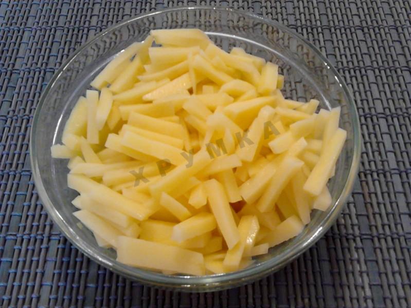 Шаг 3 приготовления Салат с картошкой фри и индейкой