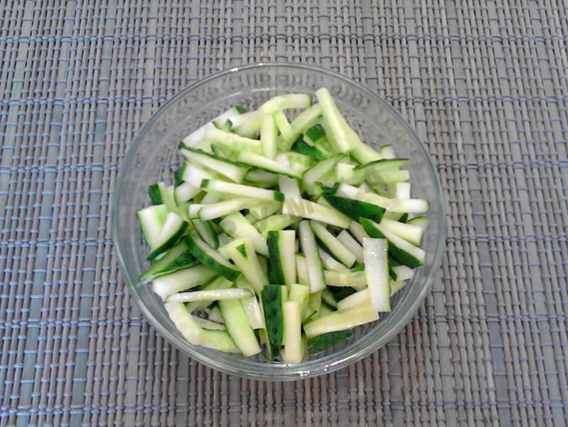 Шаг 7 приготовления Салат с картошкой фри и индейкой