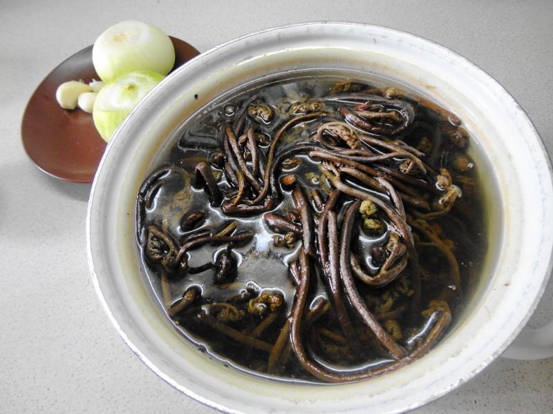 Шаг 2 приготовления Салат из папоротника с кунжутным маслом и соевым соусом